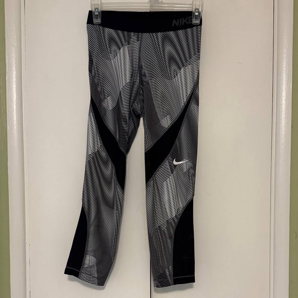 Nike Pro Graphic cropped Leggings black and white, women’s small